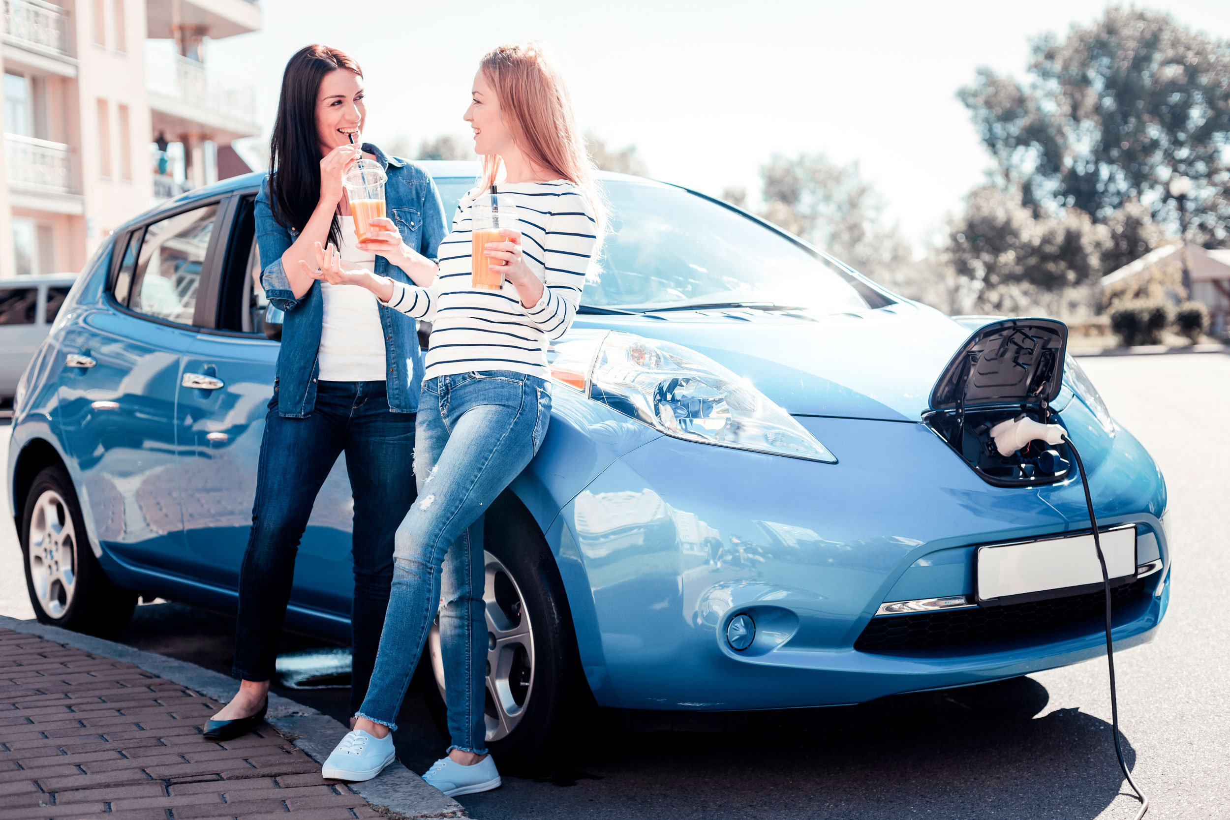 Elektroauto Marburg - Frauen die sich beim Laden Ihres Elektroautos unterhalten Elektroauto Marburg - Frauen die sich beim Laden Ihres Elektroautos unterhalten